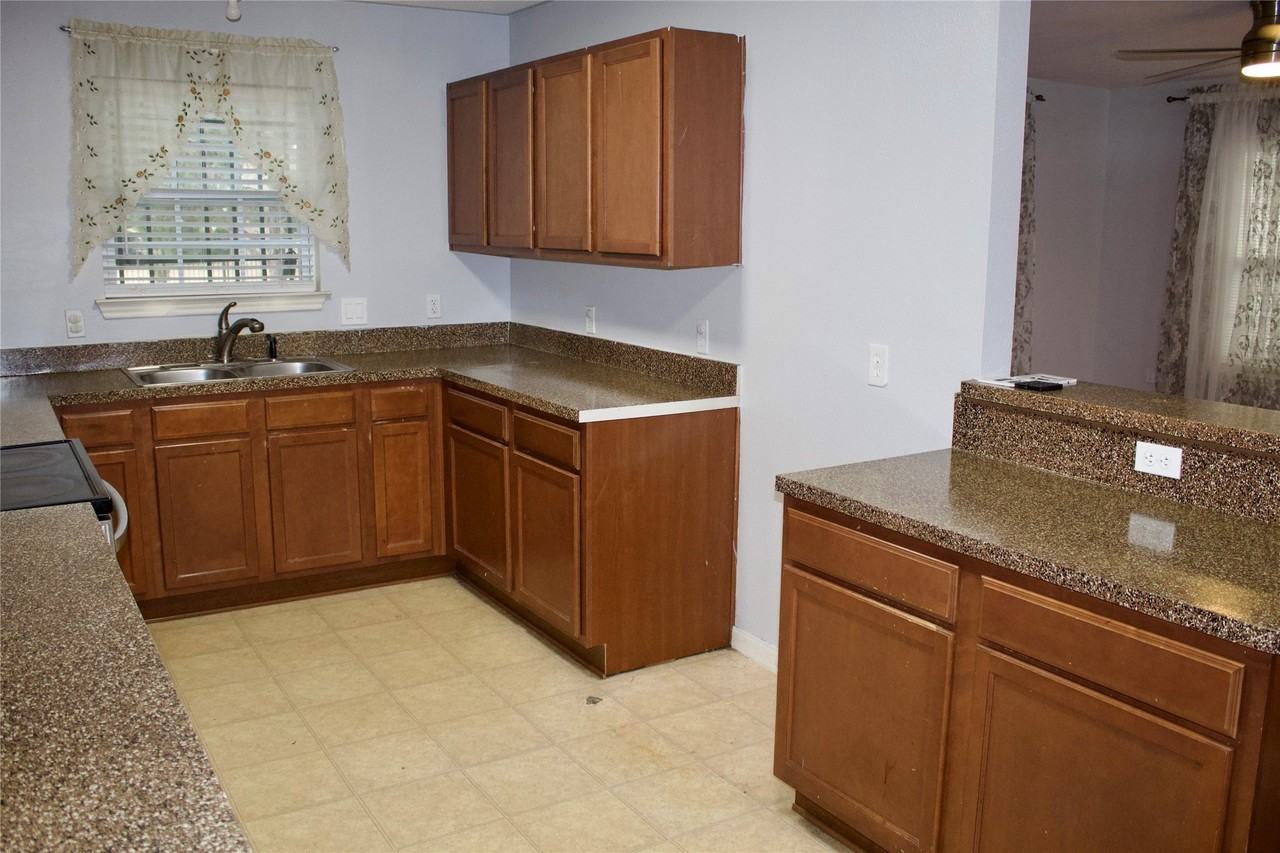 1730 Nomas St - Photo 3 of 23