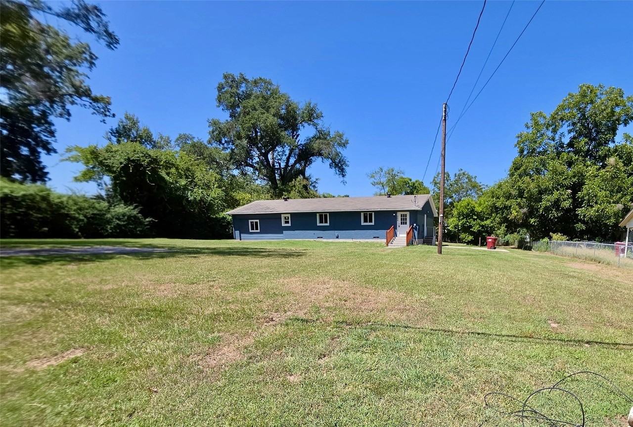 208 Miller St - Photo 2 of 17