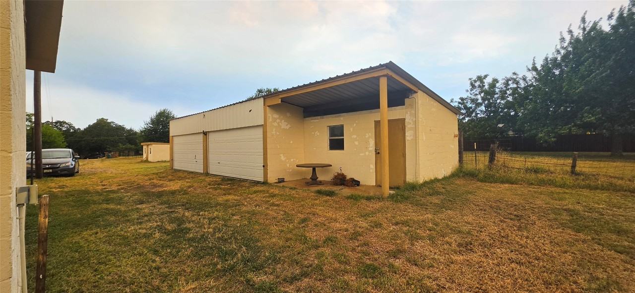 1214 Desvoignes Rd - Photo 4 of 11