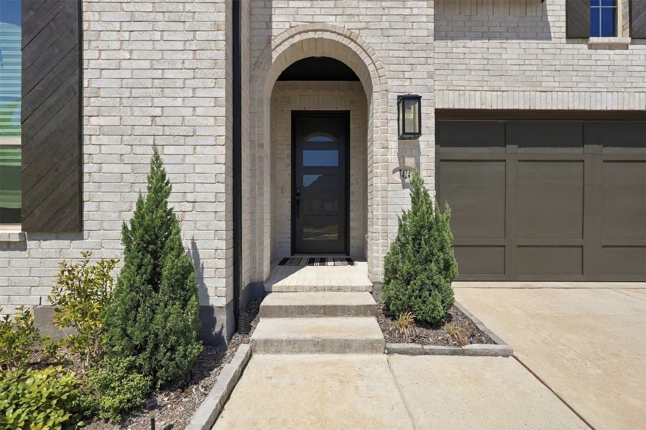 7424 Lilypad Ln - Photo 3 of 28
