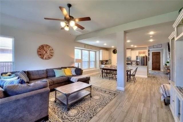 616 Crockett Dr - Photo 4 of 9