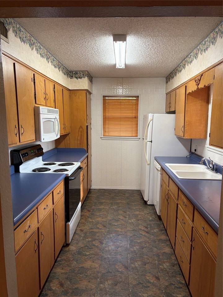 3325 S 15th St - Photo 6 of 24