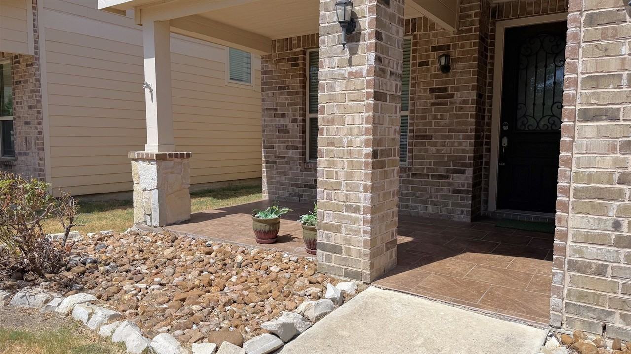 1049 Marietta Ln - Photo 3 of 34