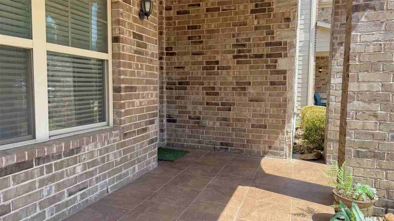1049 Marietta Ln - Photo 4 of 34