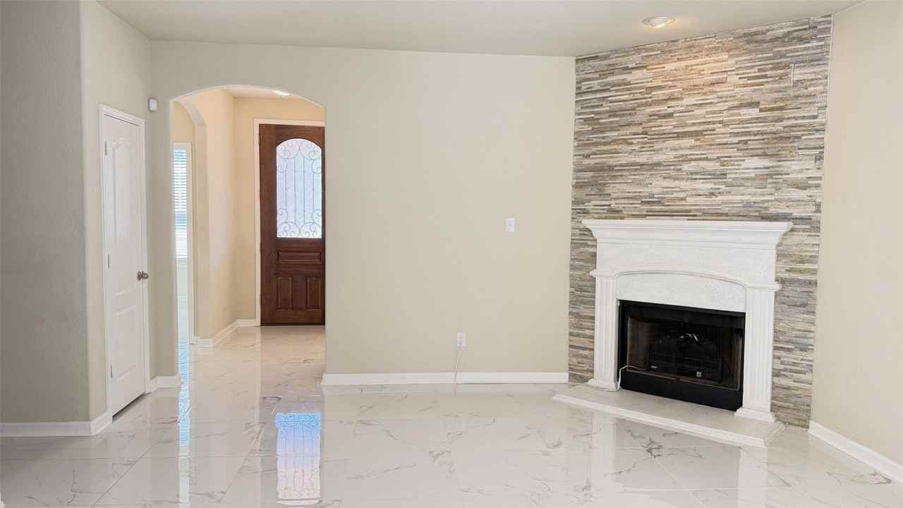 1049 Marietta Ln - Photo 6 of 34