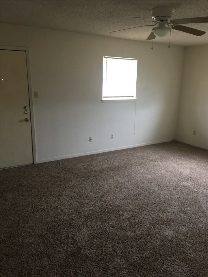 590 Scotland Ct - Photo 5 of 10