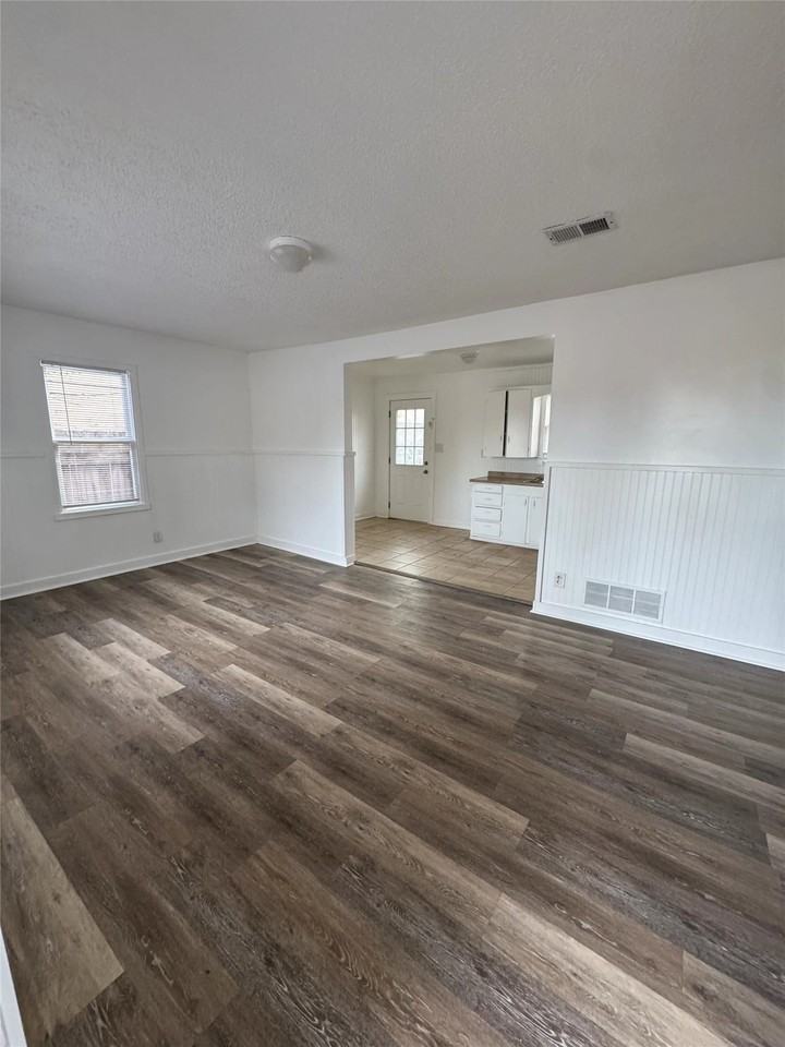 703 S Ash St - Photo 2 of 10