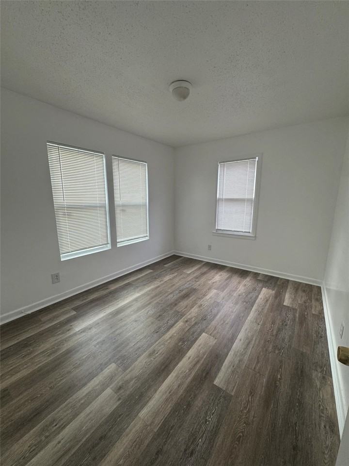 703 S Ash St - Photo 4 of 10