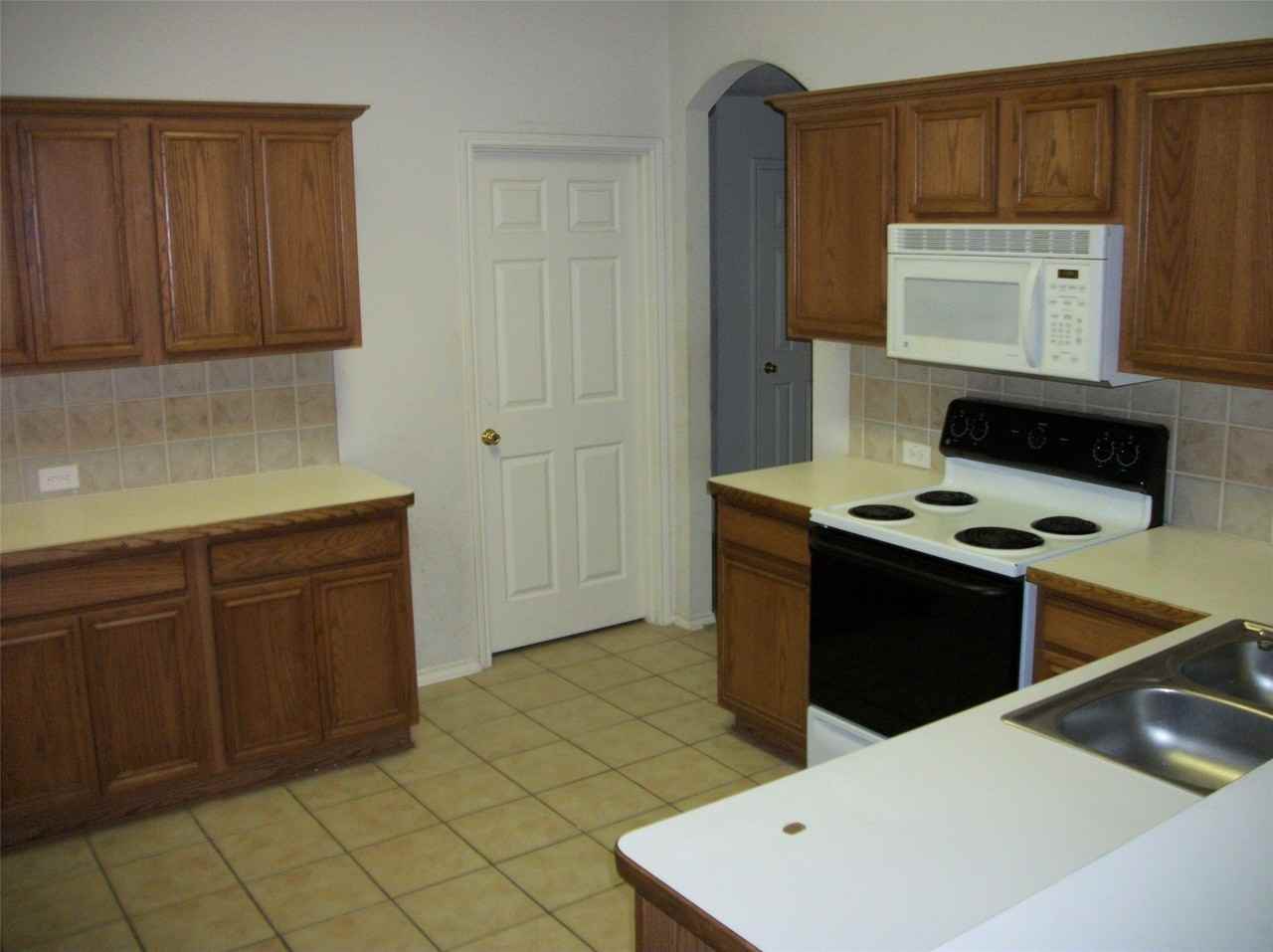 1325 Pepperidge Ln - Photo 3 of 5