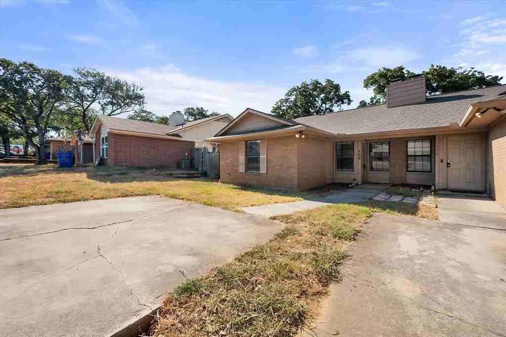 708 Woodland Ct - Photo 4 of 25