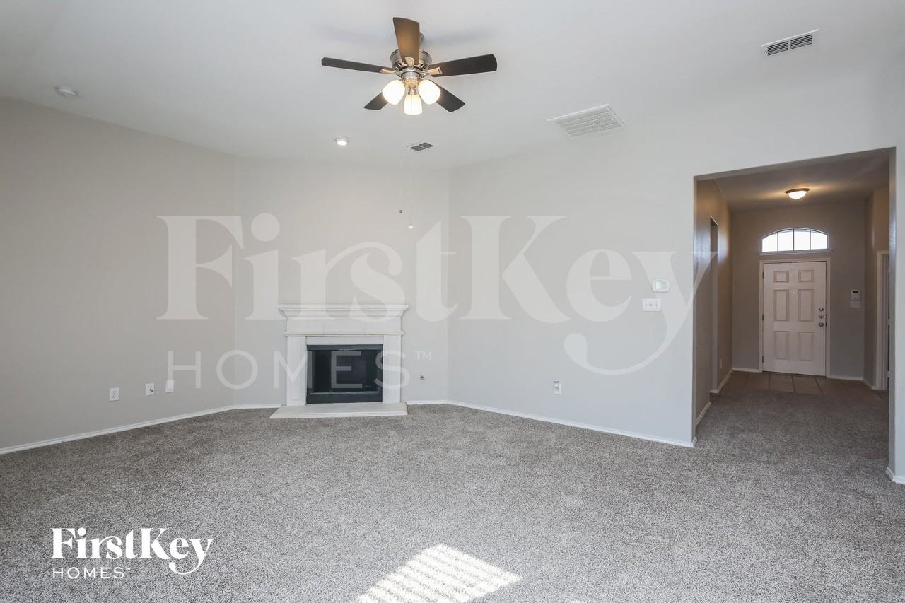 877 Redwood Trl - Photo 3 of 15