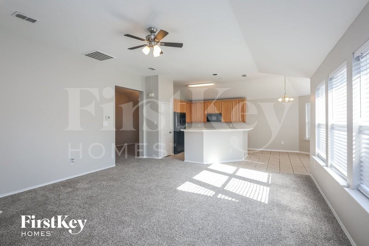 877 Redwood Trl - Photo 4 of 15