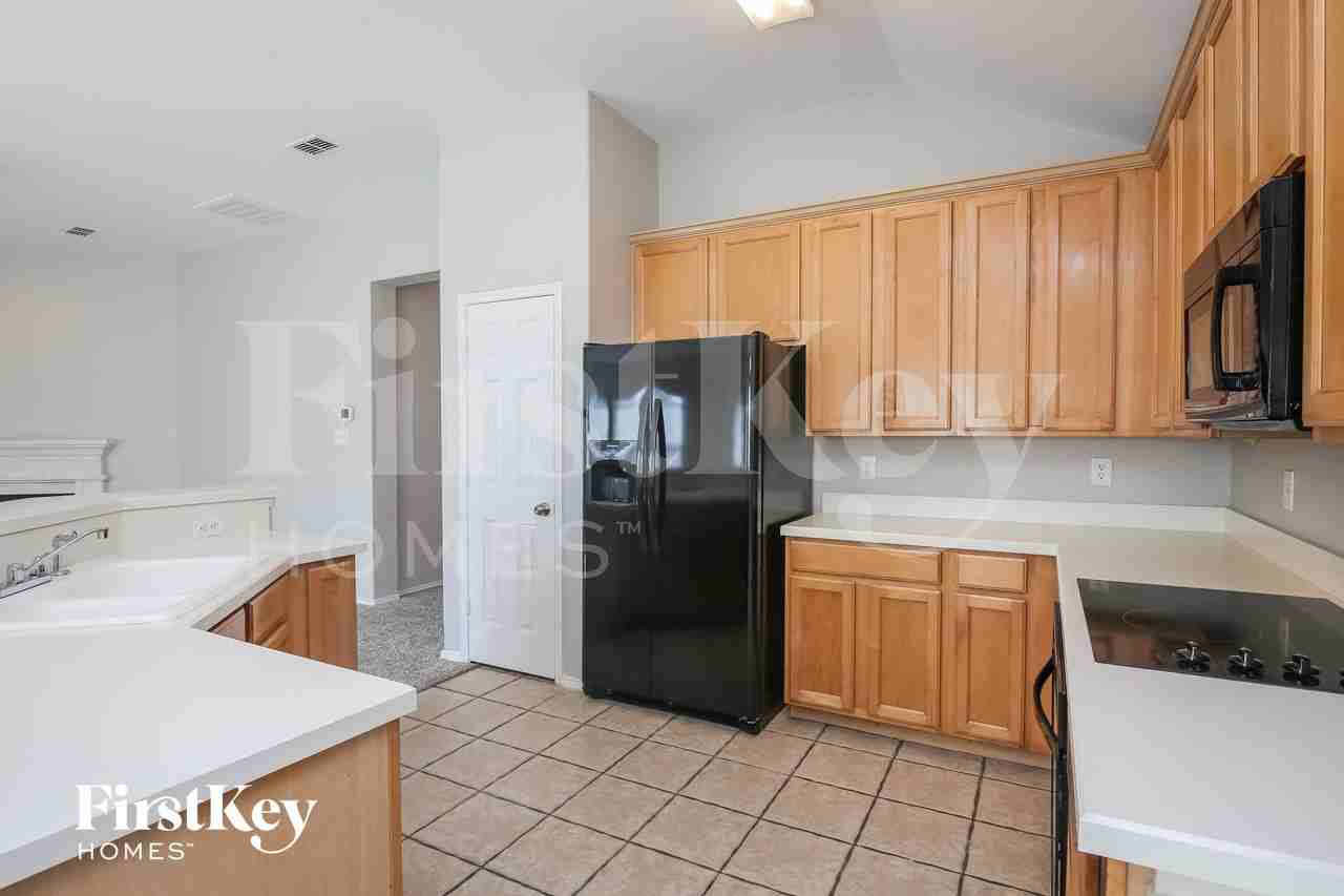 877 Redwood Trl - Photo 5 of 15