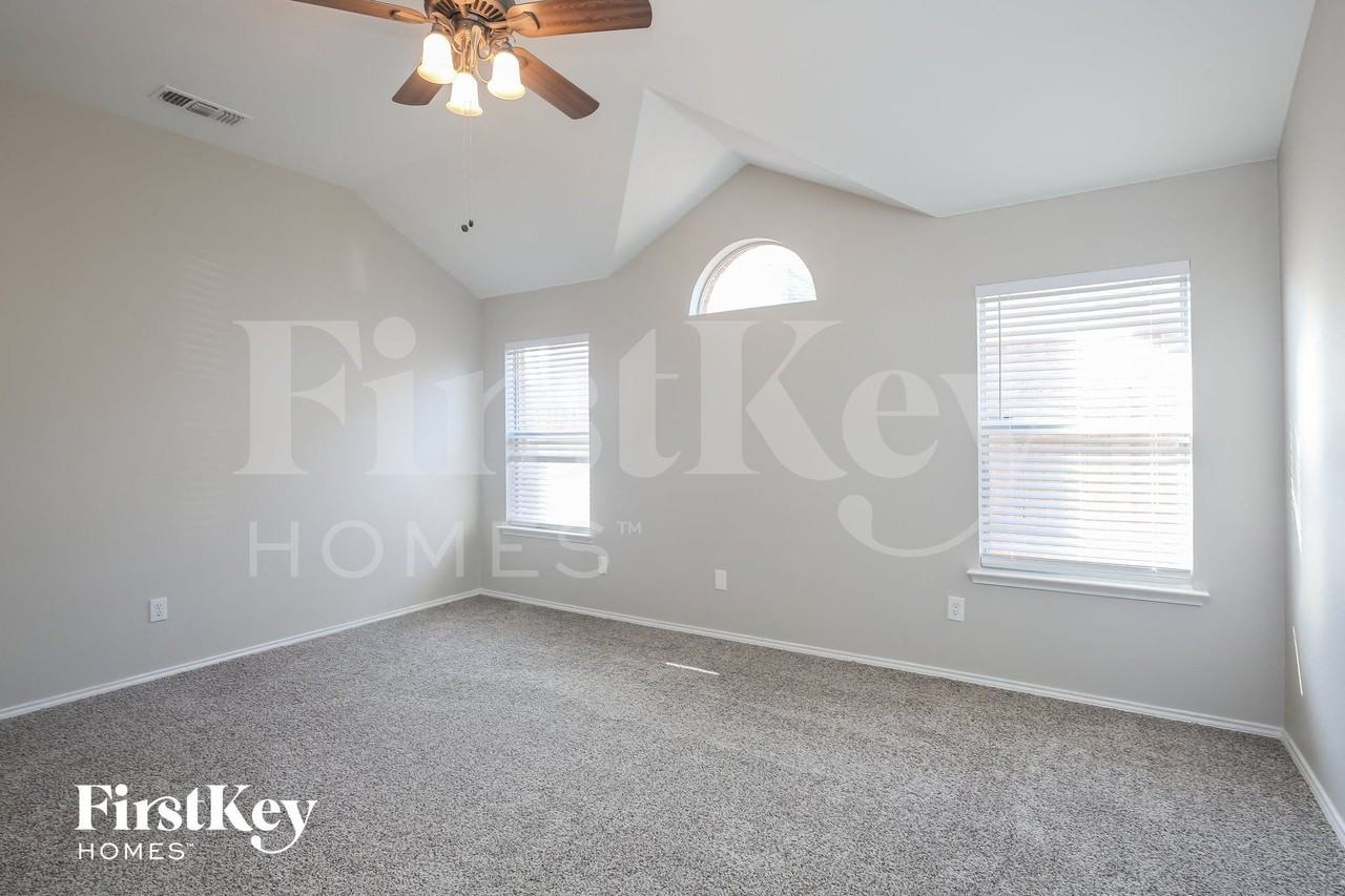 877 Redwood Trl - Photo 6 of 15