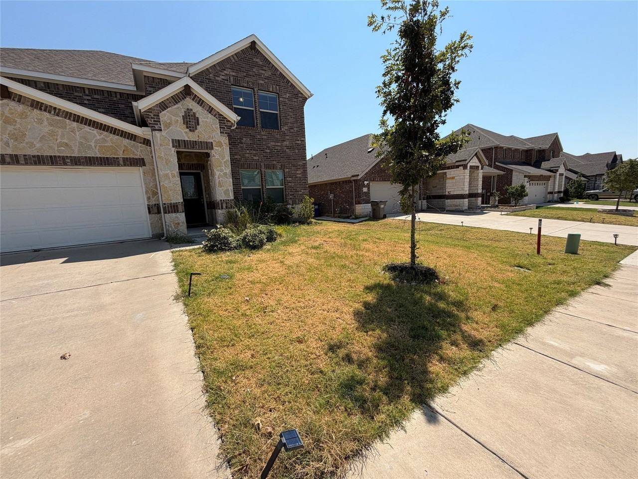 633 Cedar Springs Dr - Photo 3 of 38