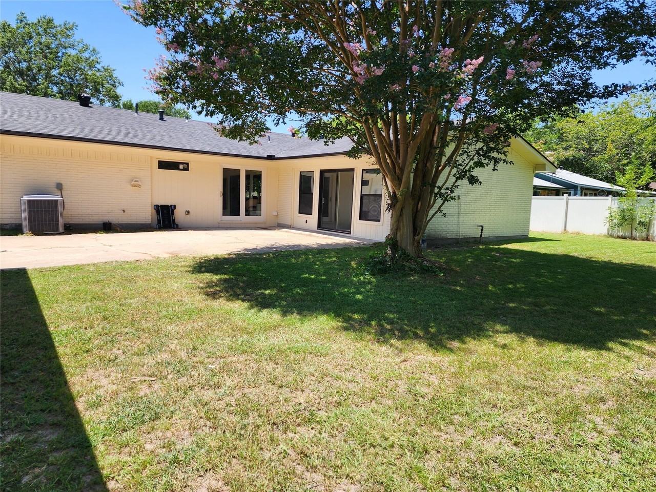2908 Washington St - Photo 2 of 20