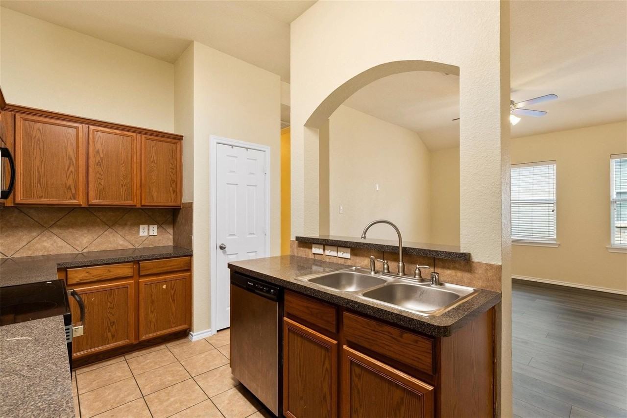 1213 Redman Ave - Photo 6 of 19