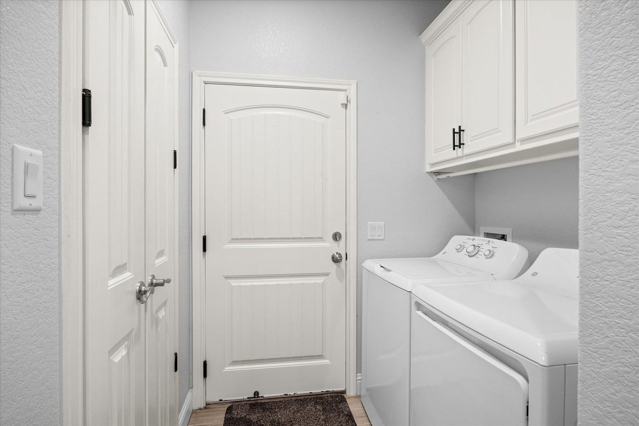 2206 Navasota St - Photo 6 of 25