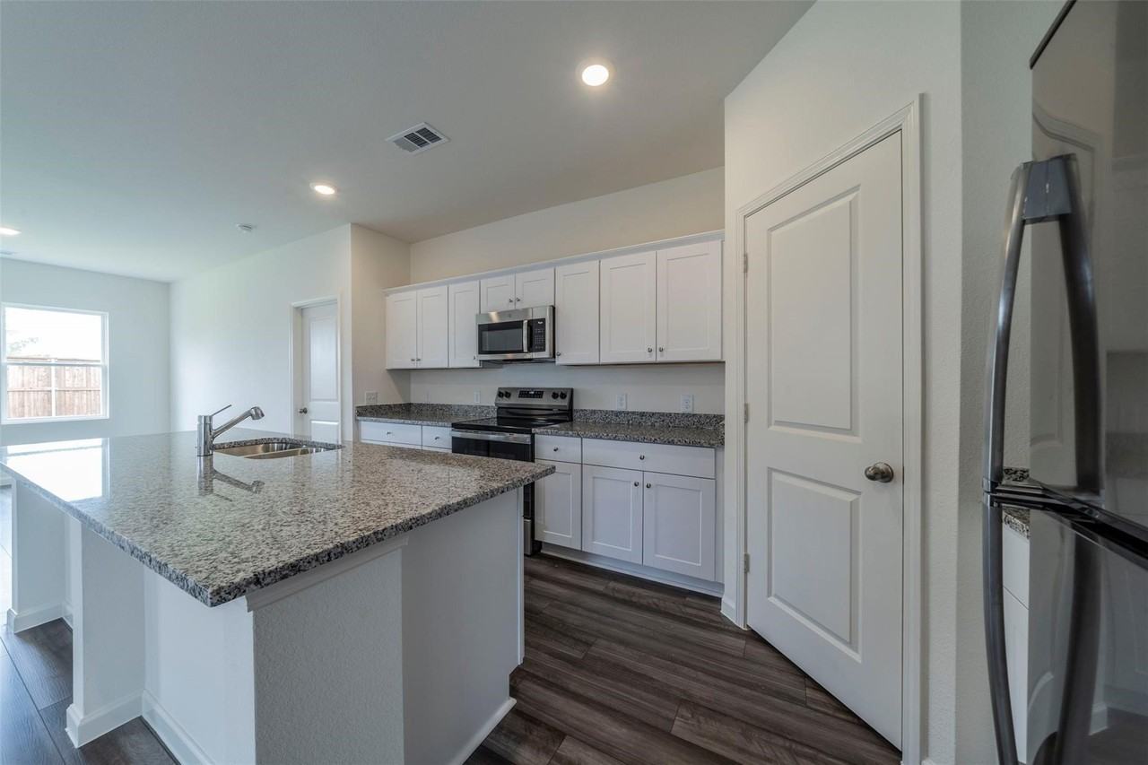 1838 Mccree St - Photo 6 of 32