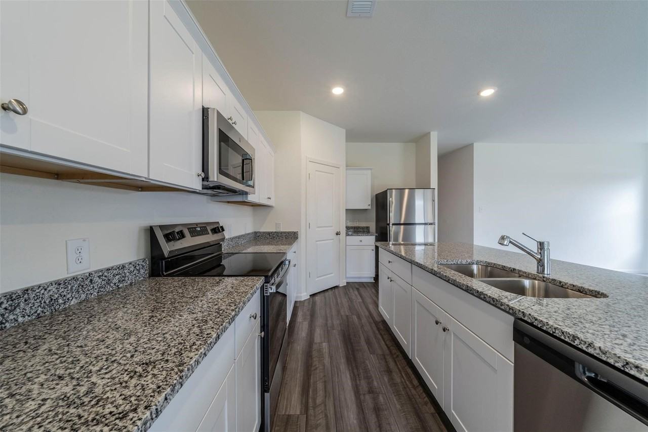 1838 Mccree St - Photo 7 of 32