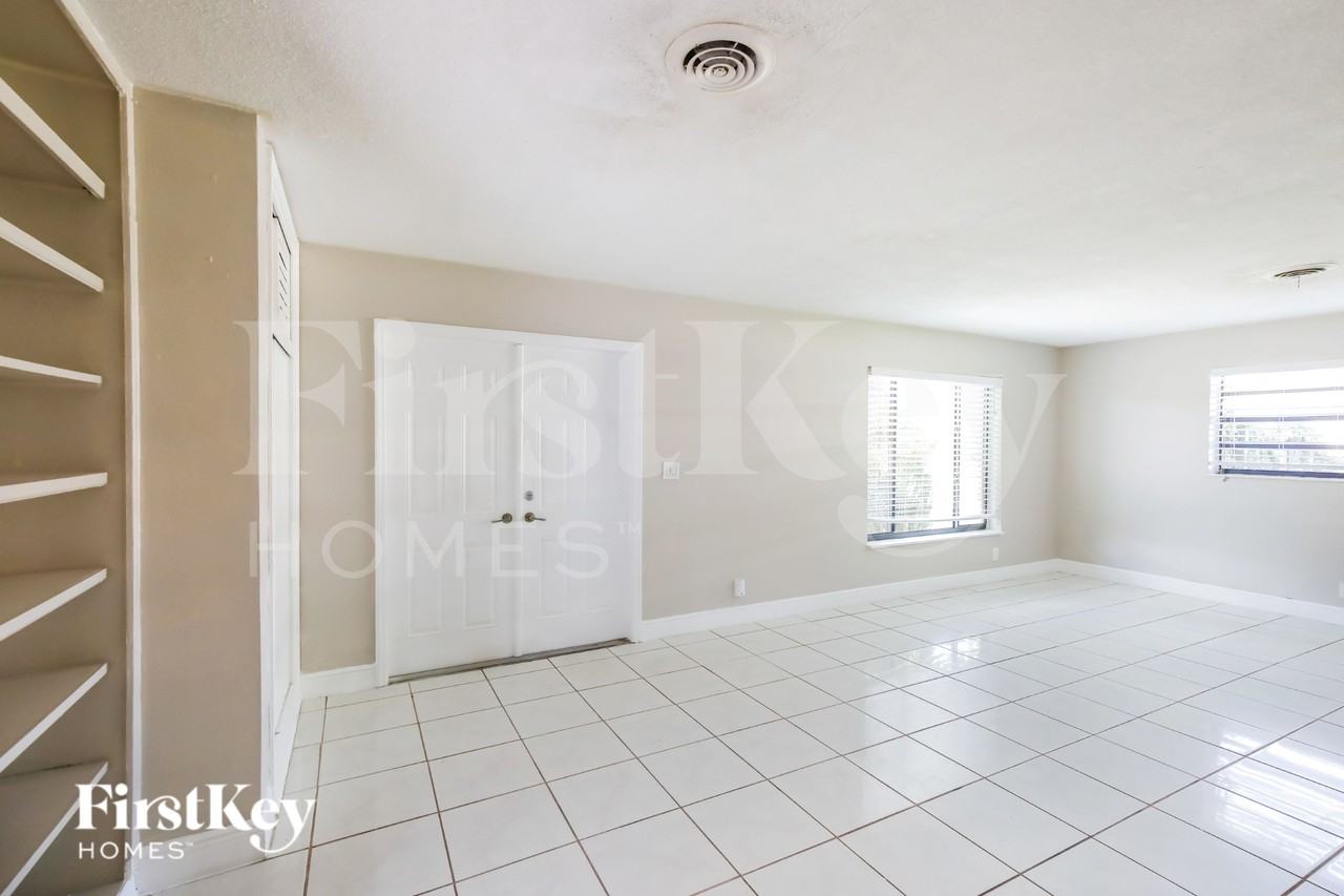 6240 Nw 17th St - Photo 2 of 16