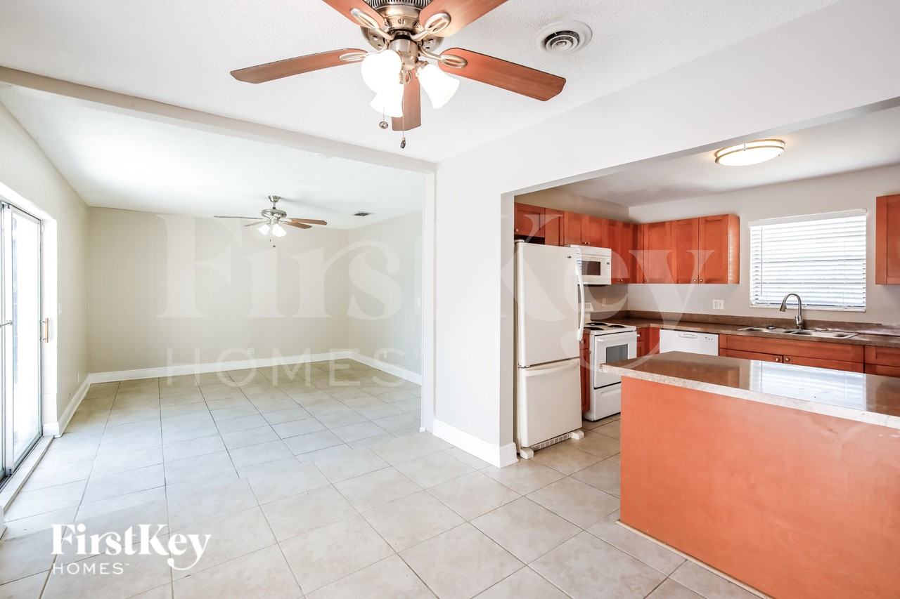 6240 Nw 17th St - Photo 4 of 16