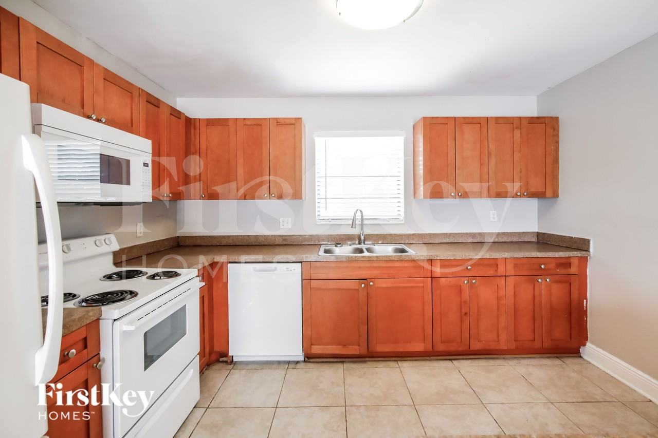 6240 Nw 17th St - Photo 5 of 16