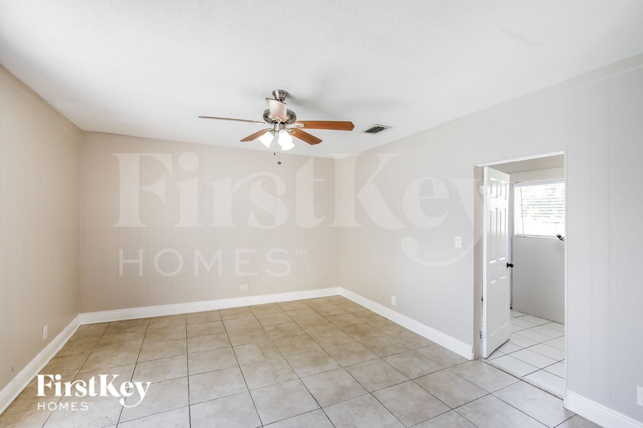 6240 Nw 17th St - Photo 6 of 16