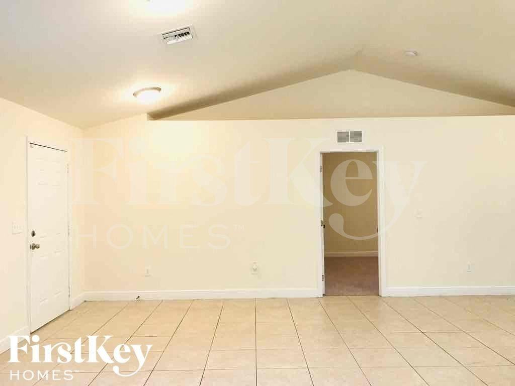 5427 Benton St - Photo 3 of 17