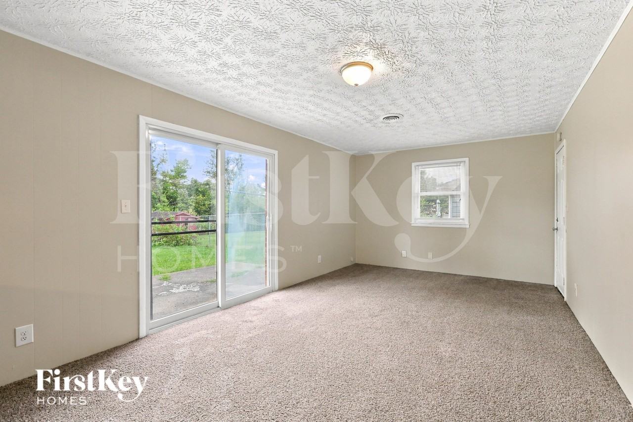 4455 Stuart Dr - Photo 4 of 15