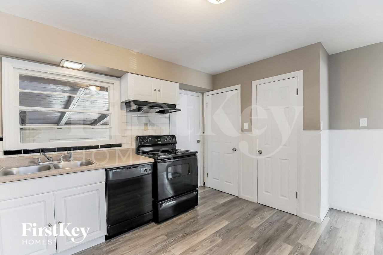 275 Saint Ferdinand St - Photo 6 of 15
