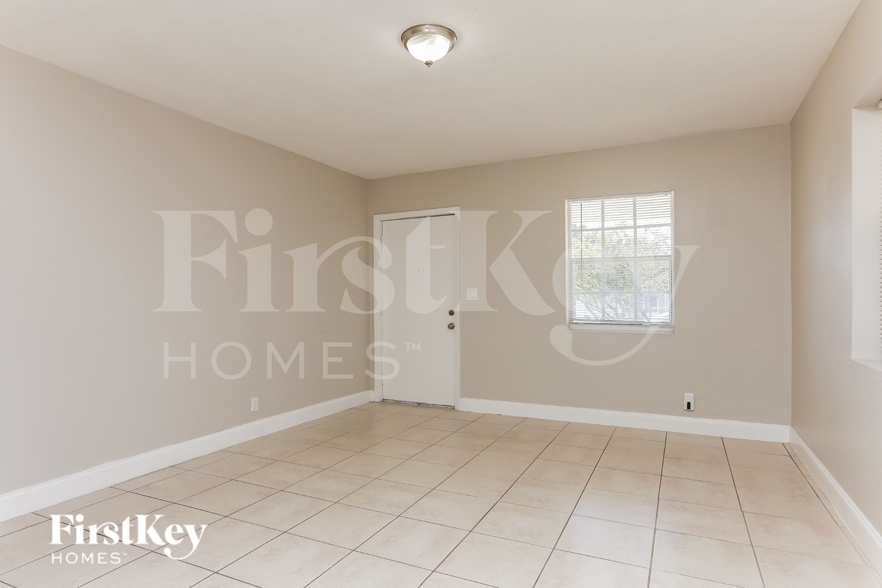 2621 Fletcher Ct - Photo 3 of 15