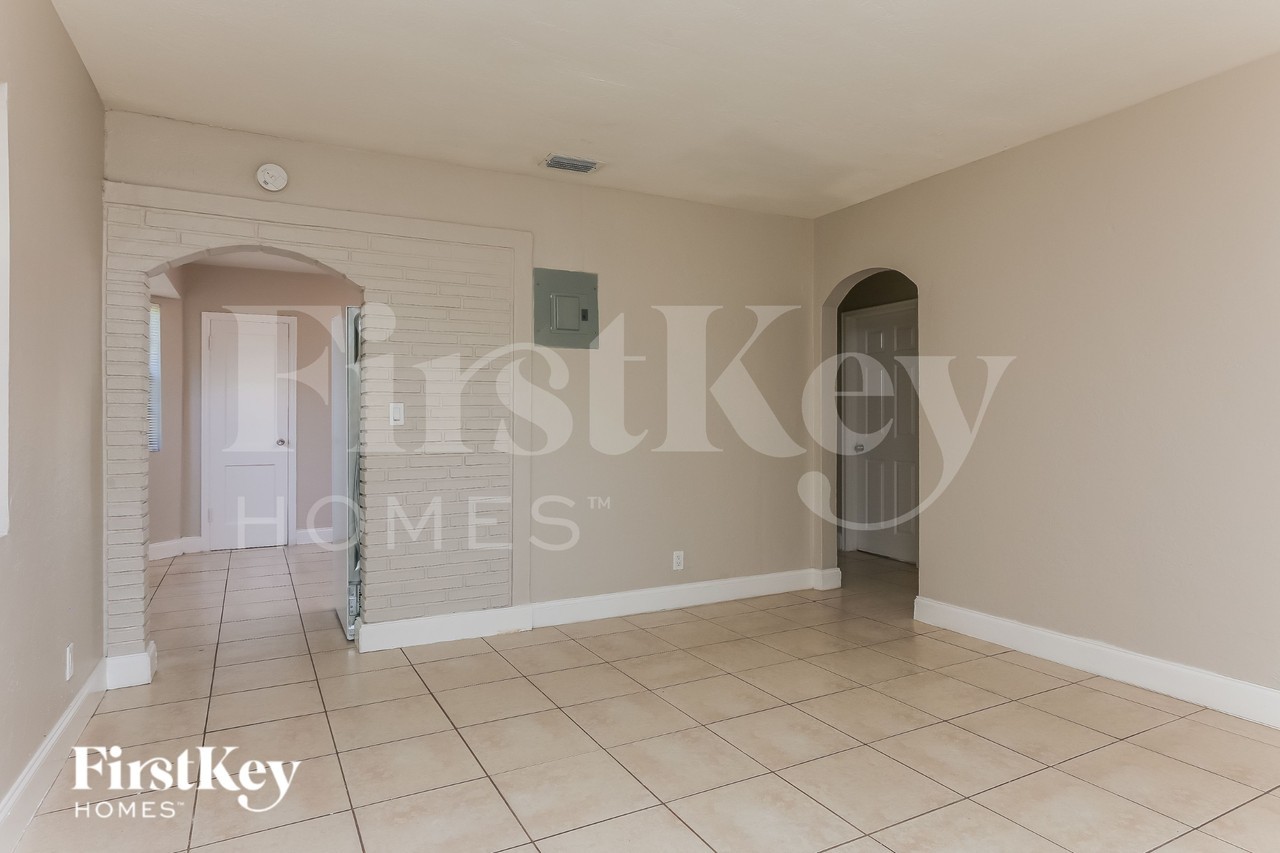 2621 Fletcher Ct - Photo 5 of 15