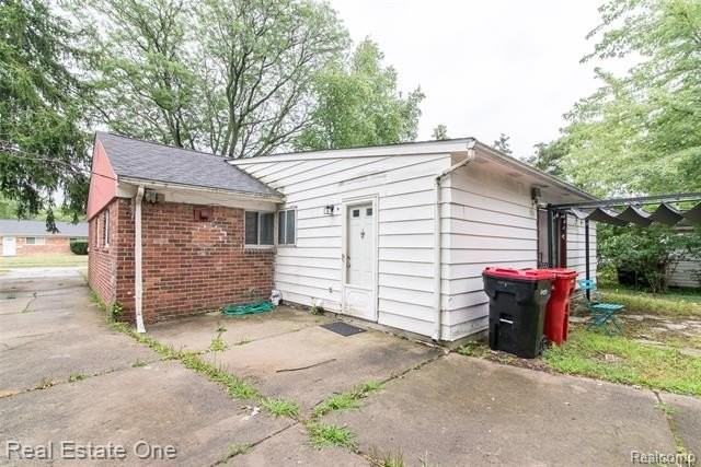 28051 Stuart Ave - Photo 4 of 31