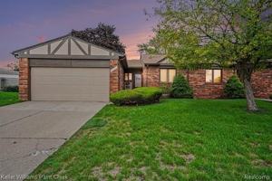 featured image of 4967 N Grand Oaks Dr