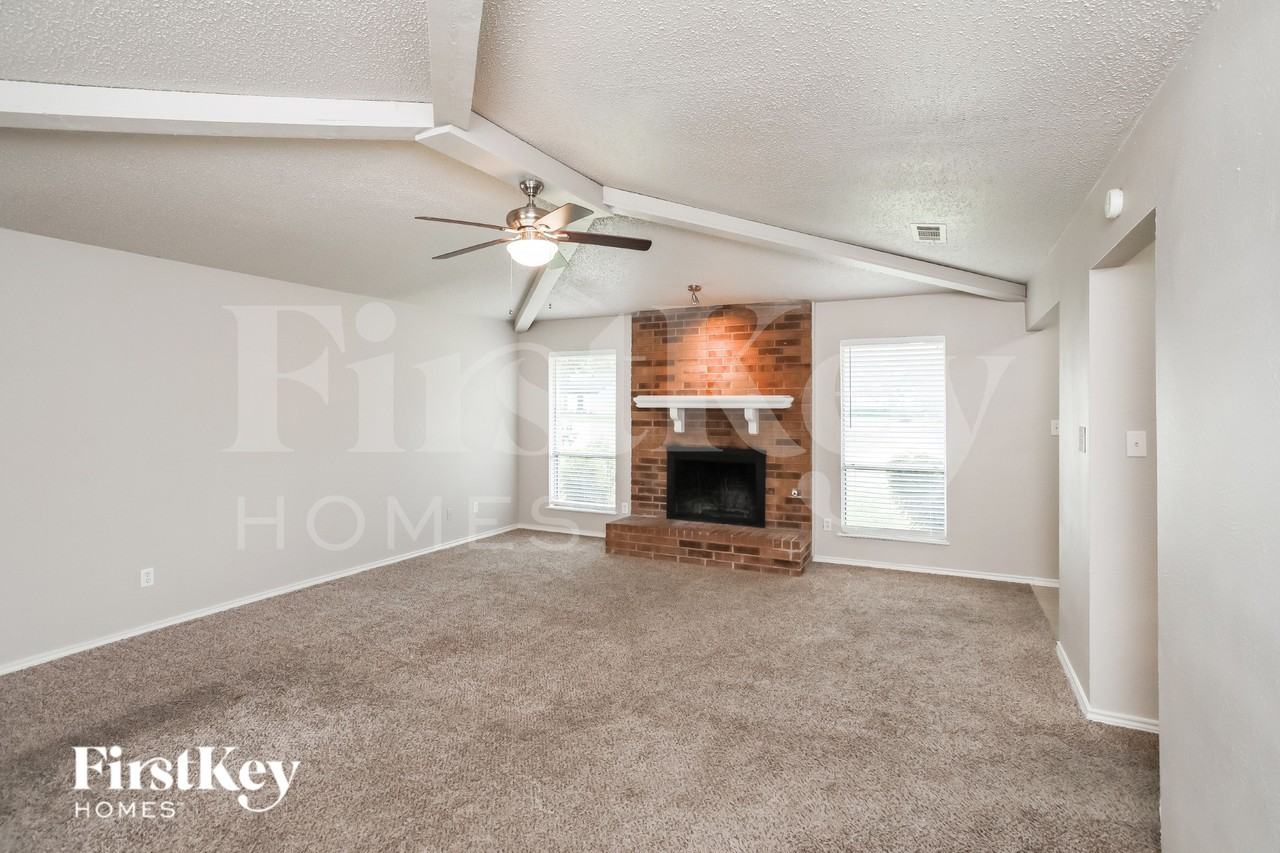 1841 College Pkwy - Photo 4 of 18