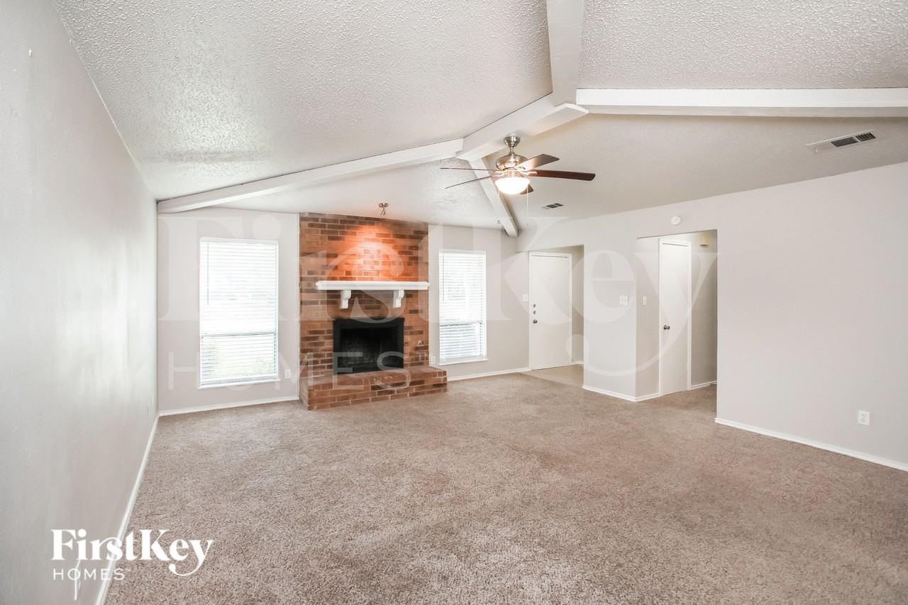 1841 College Pkwy - Photo 5 of 18