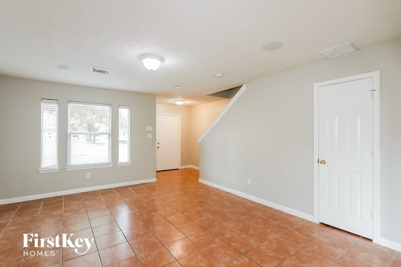 15214 Lance Cir - Photo 3 of 16