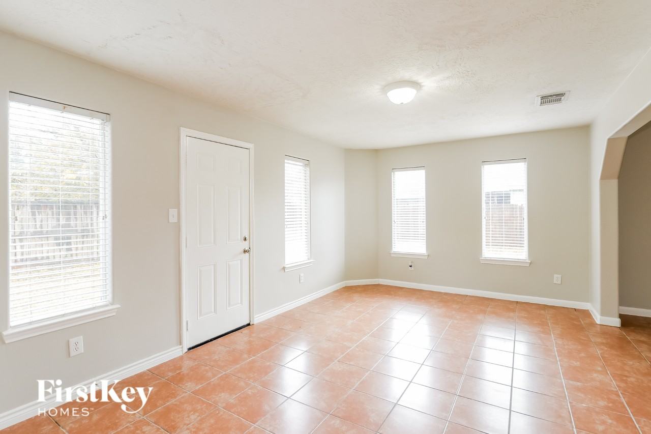 15214 Lance Cir - Photo 4 of 16