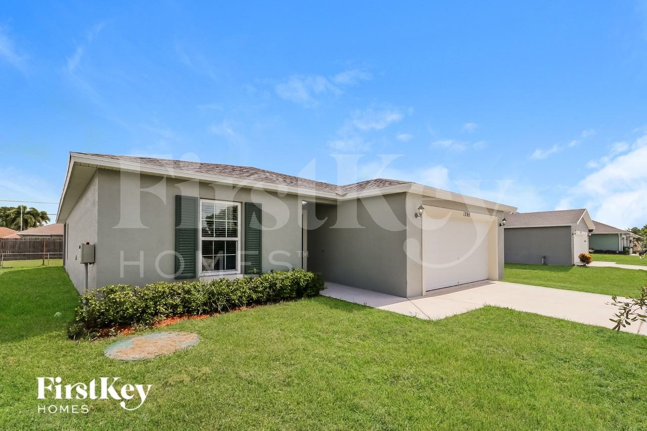 1265 Sw Century Ave - Photo 2 of 16