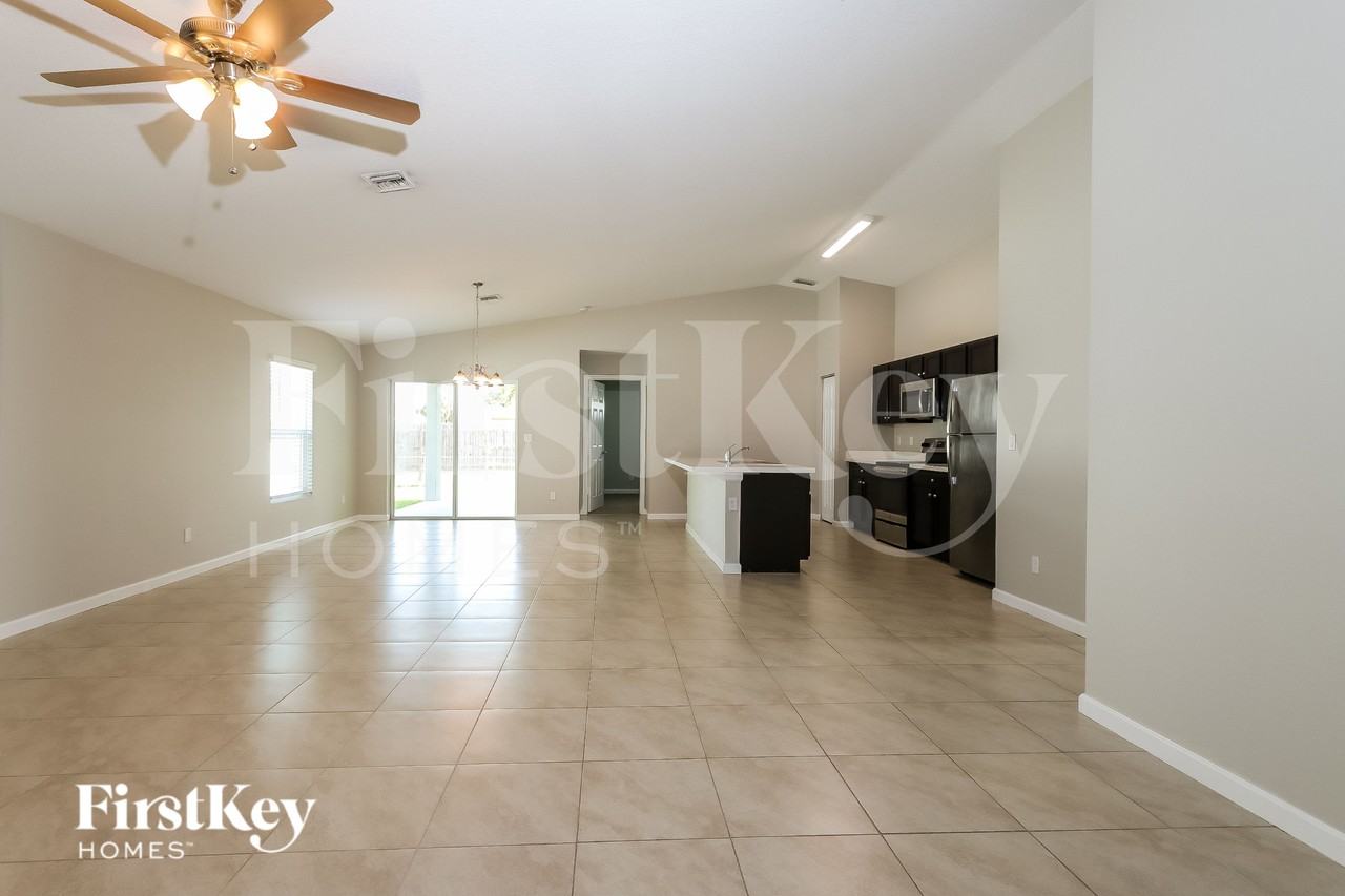 1265 Sw Century Ave - Photo 4 of 16