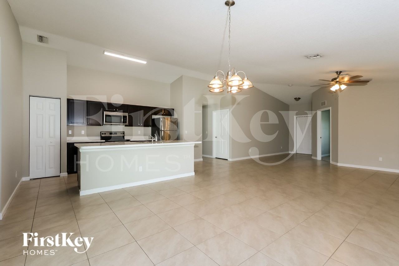 1265 Sw Century Ave - Photo 5 of 16