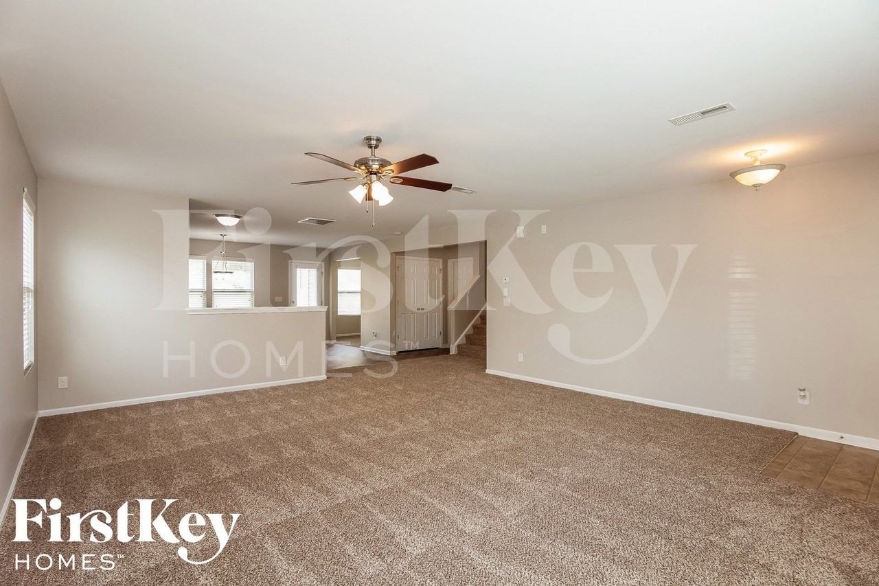 114 Tilton Dr - Photo 3 of 15