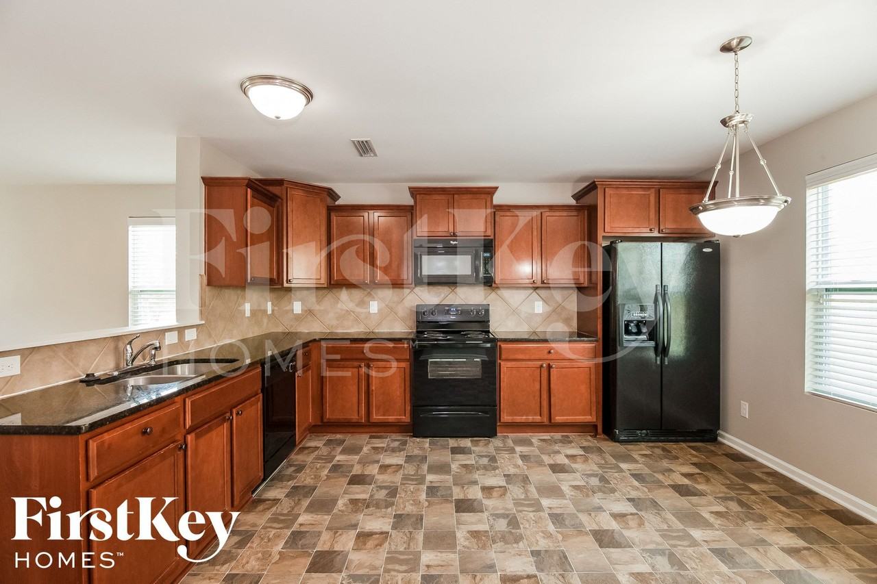 114 Tilton Dr - Photo 4 of 15