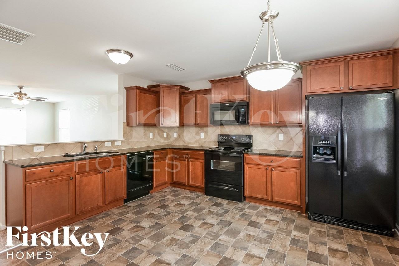 114 Tilton Dr - Photo 5 of 15