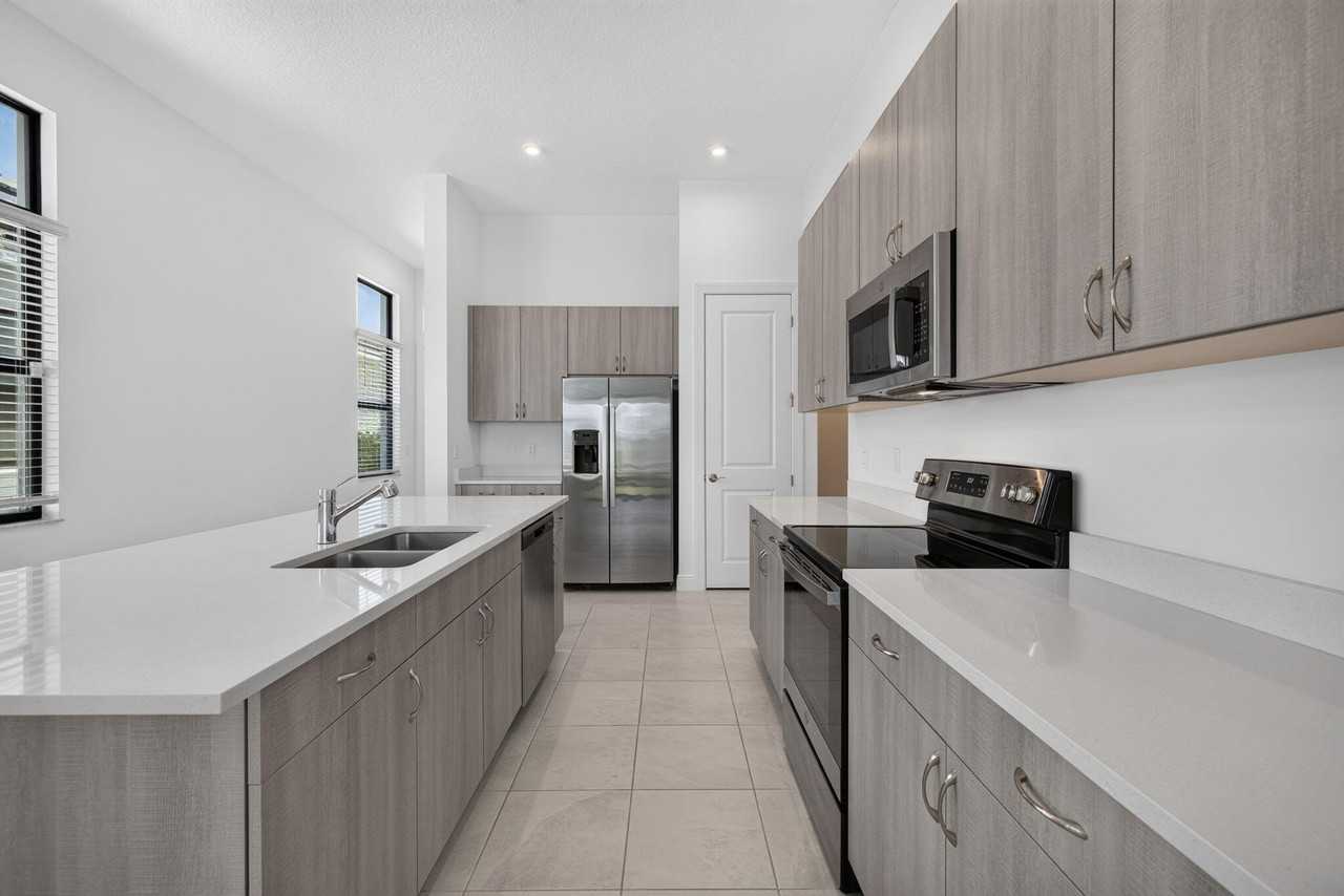 9148 Sw Esule Way - Photo 4 of 37