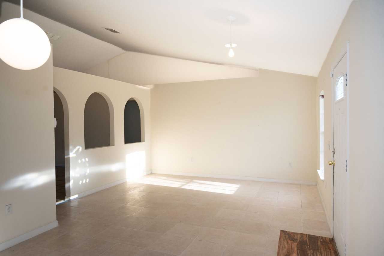 1031 Se 39th Ter - Photo 6 of 34