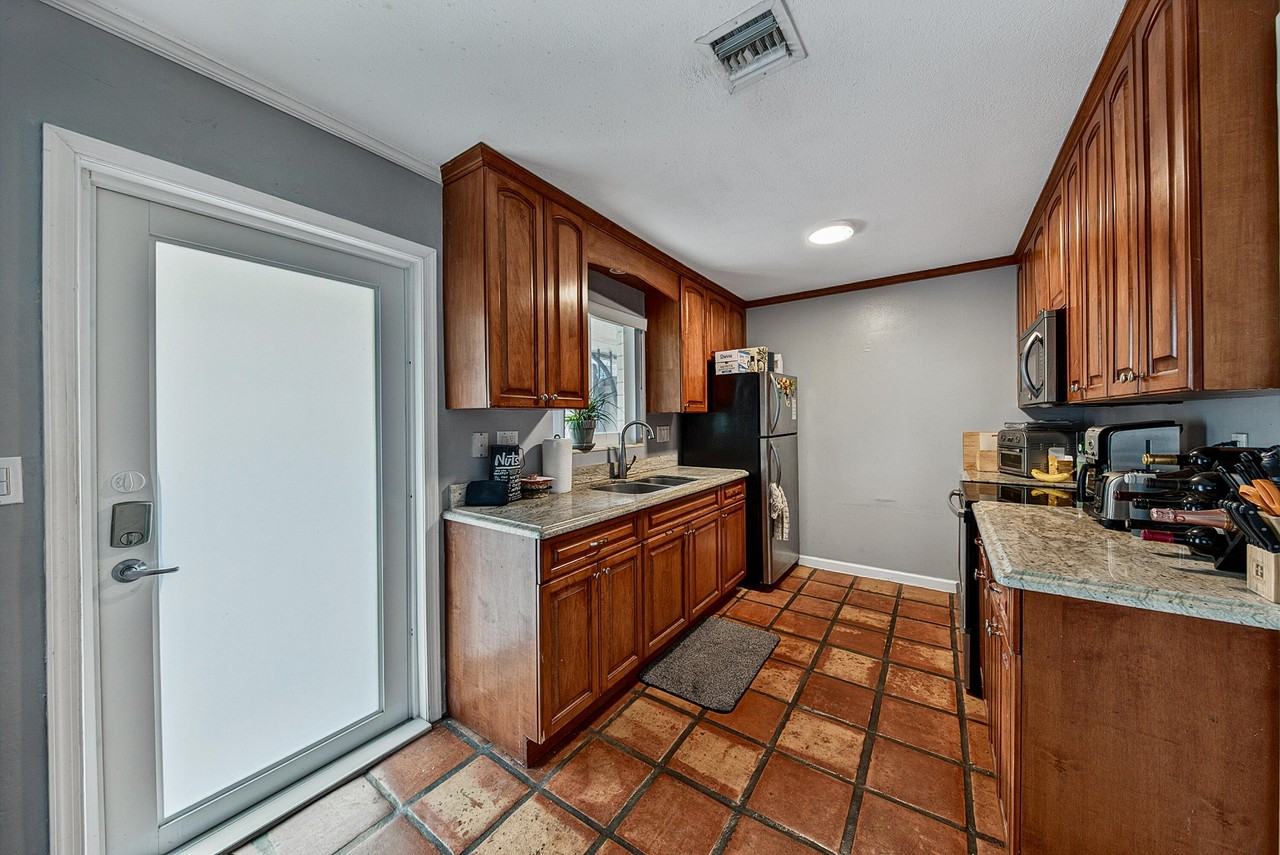 701 Ne 22nd Dr - Photo 6 of 36
