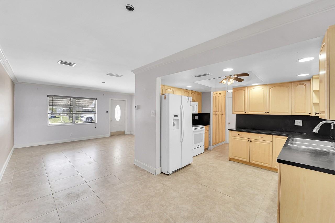 7255 Nw 8th Ct - Photo 6 of 25