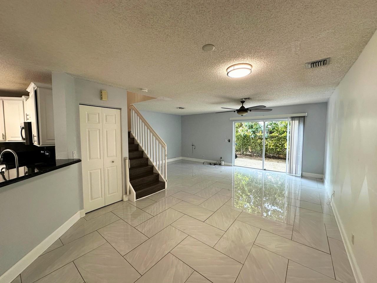 4747 Sw 14th St - Photo 3 of 25